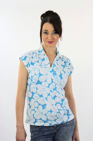 Hawaiian shirt white blue floral short sleeve knit top V neck Vintage 1980s Tropical tshirt Retro knit Medium - shabbybabe
 - 1
